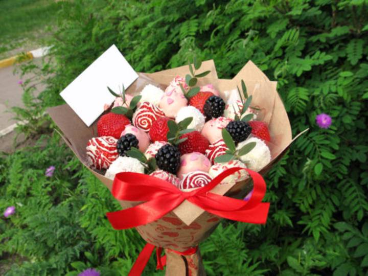 strawberry-blackberry-berry-sweet-chocolate-bouquet-romantic