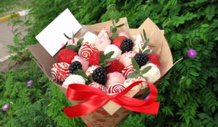 strawberry-blackberry-berry-sweet-chocolate-bouquet-romantic